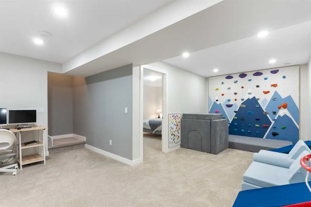 454 River Heights Crescent