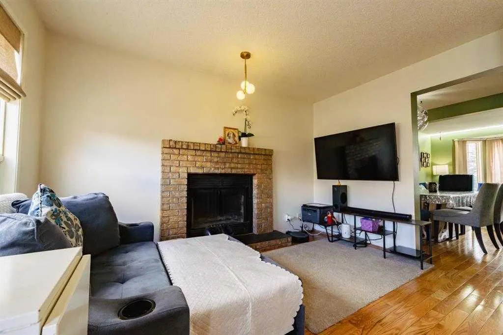 24 Laguna Close NE