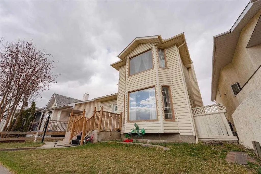 24 Laguna Close NE