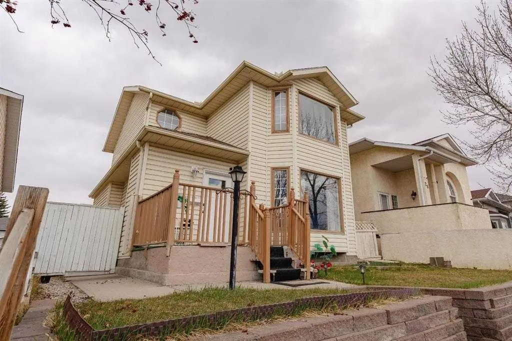 24 Laguna Close NE