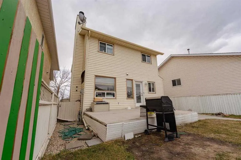 24 Laguna Close NE