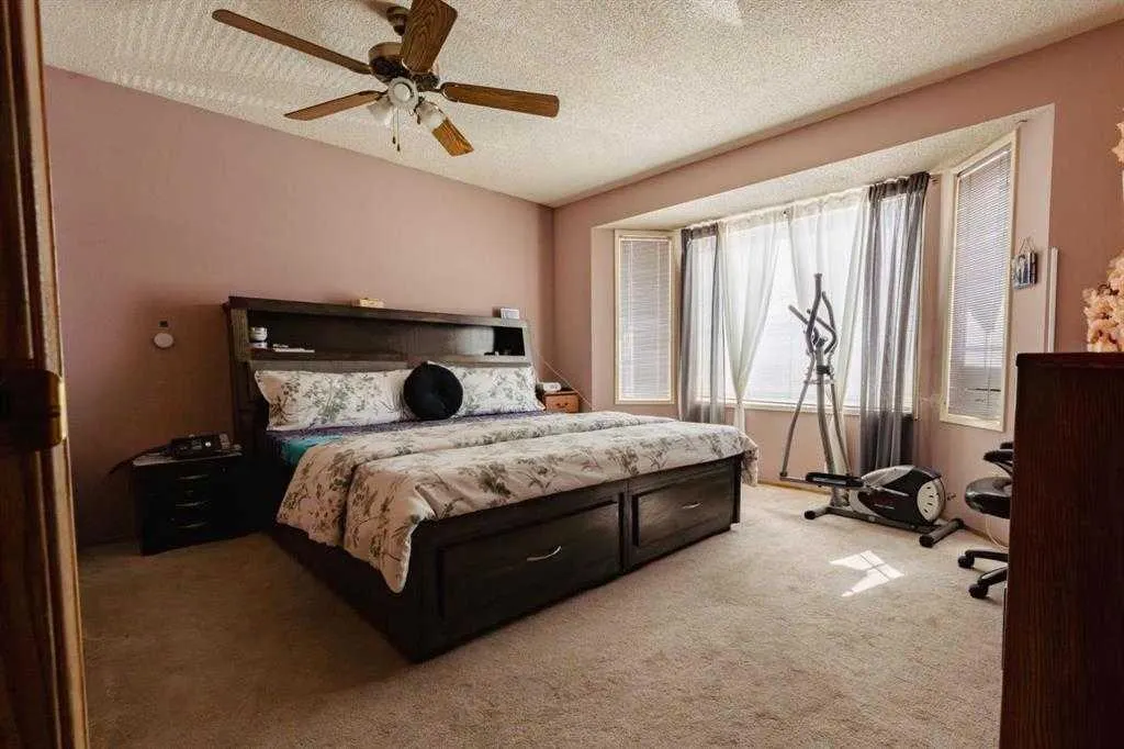 24 Laguna Close NE