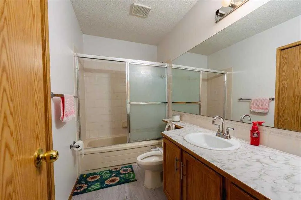 24 Laguna Close NE