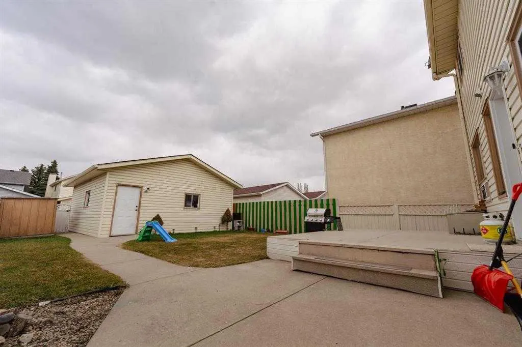 24 Laguna Close NE