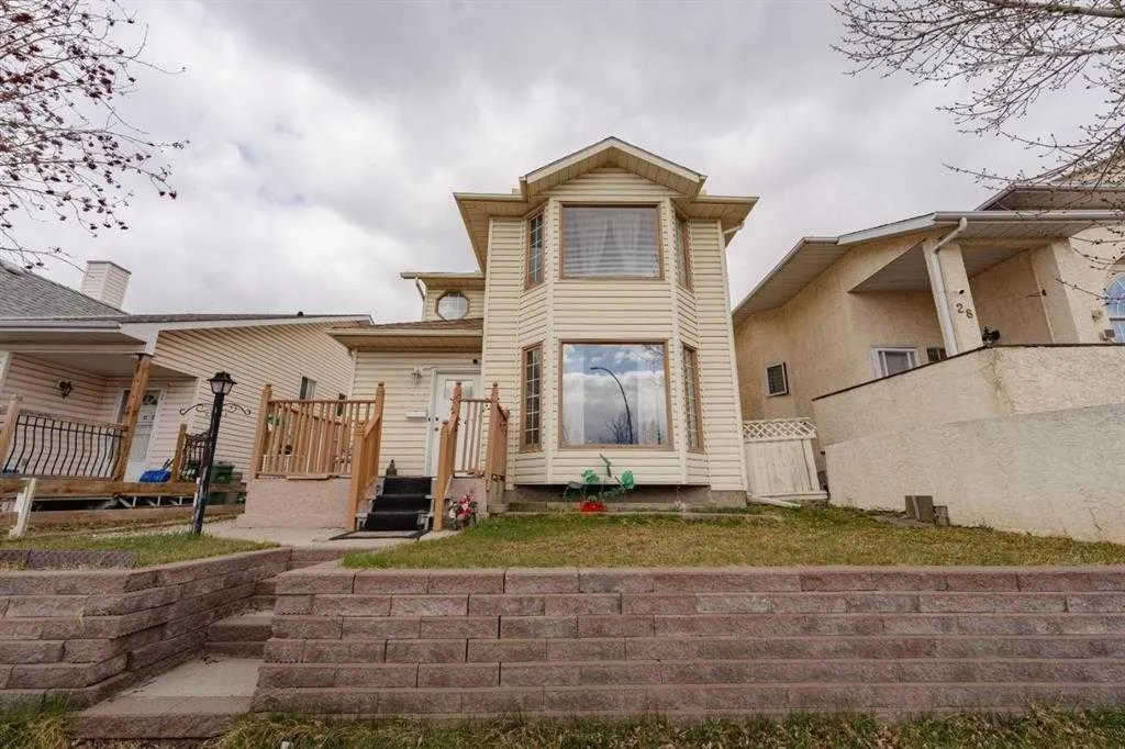 24 Laguna Close NE