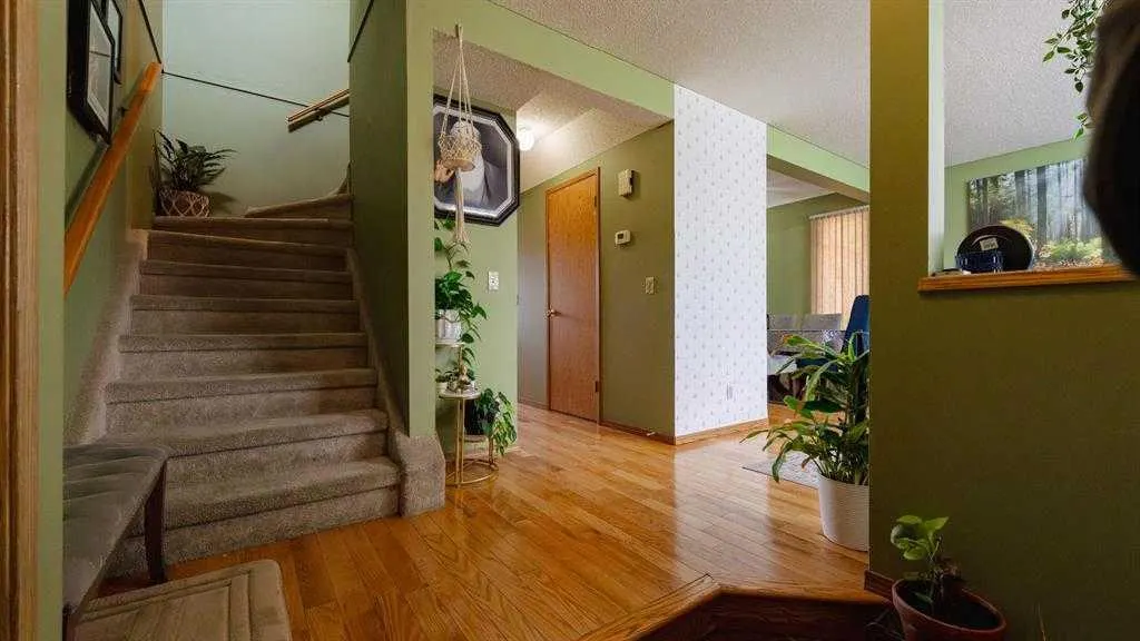24 Laguna Close NE