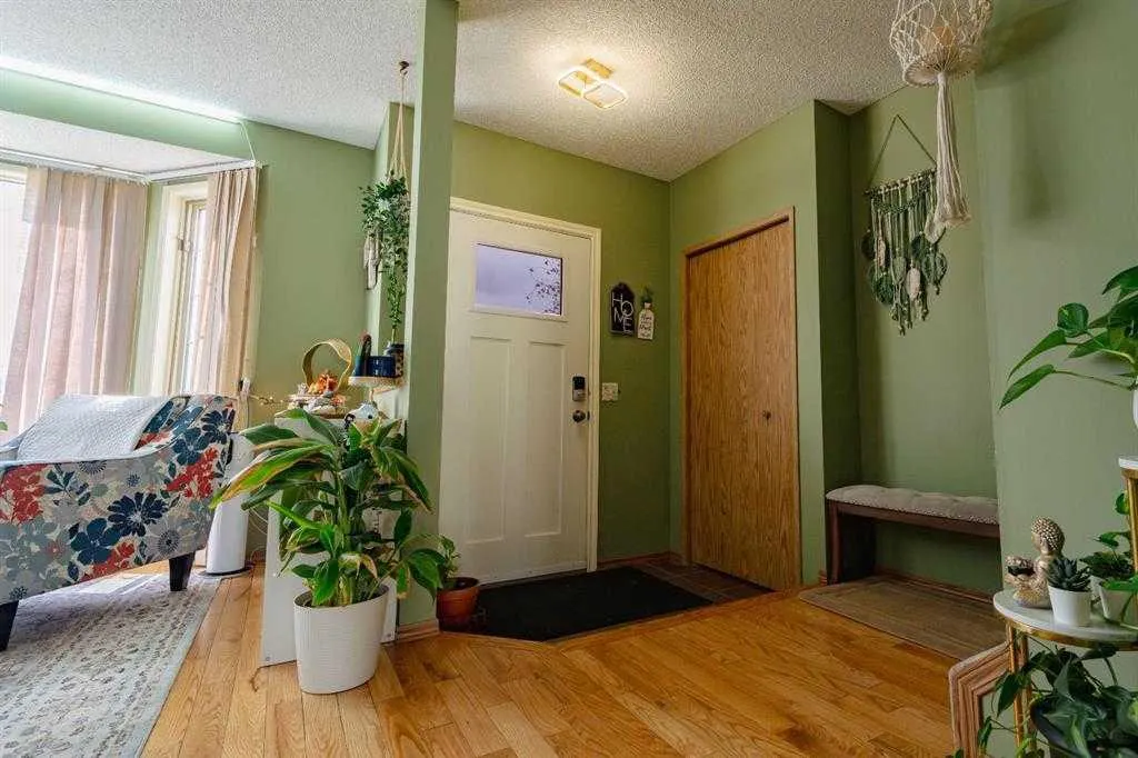 24 Laguna Close NE