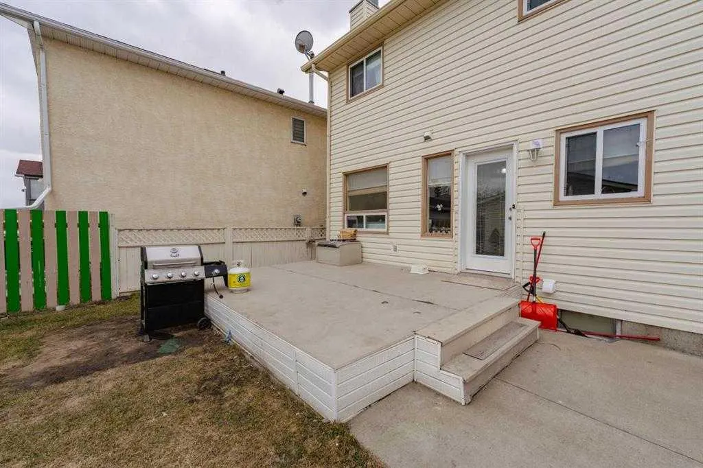 24 Laguna Close NE