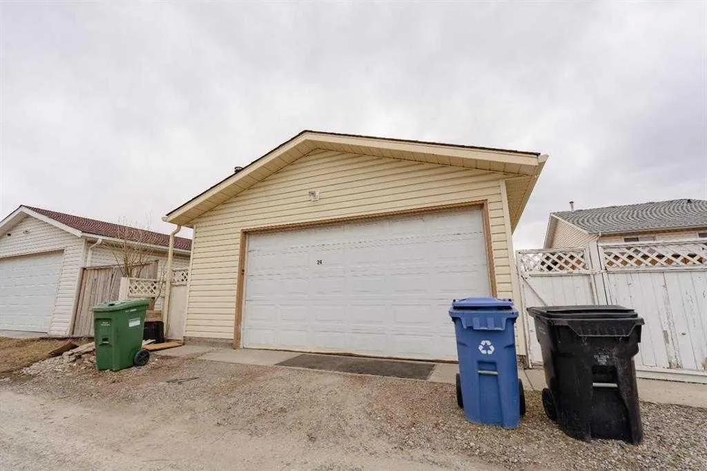 24 Laguna Close NE