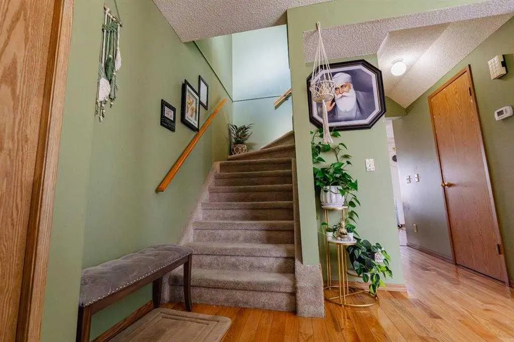24 Laguna Close NE