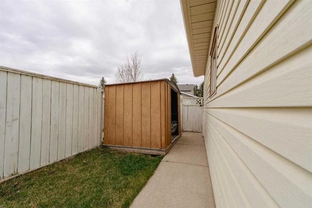 24 Laguna Close NE