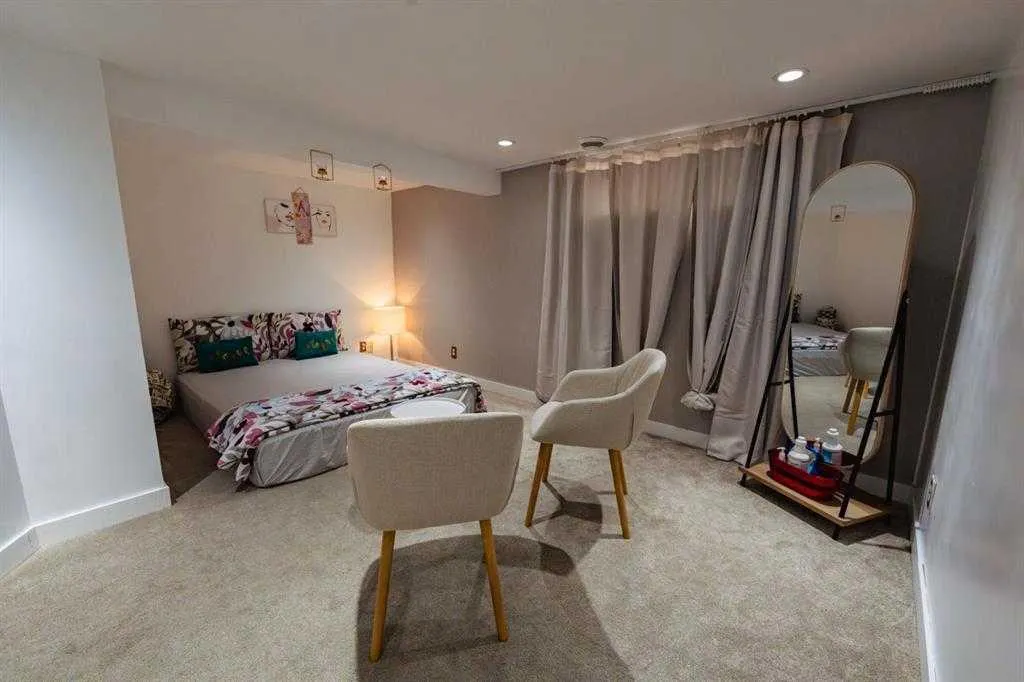 24 Laguna Close NE