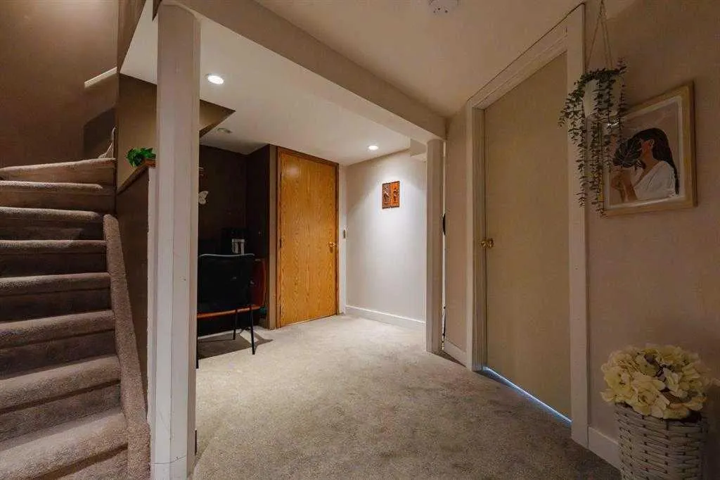 24 Laguna Close NE