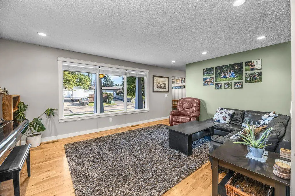 33 FAIRWAY Drive