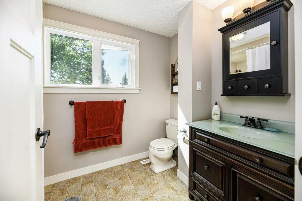 33 FAIRWAY Drive