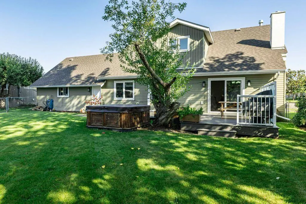 33 FAIRWAY Drive