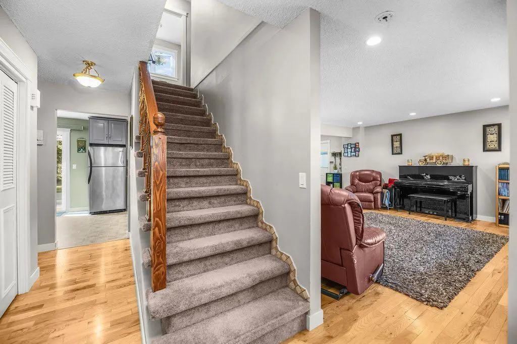 33 FAIRWAY Drive