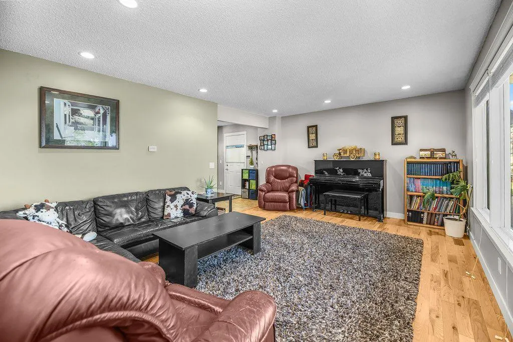 33 FAIRWAY Drive