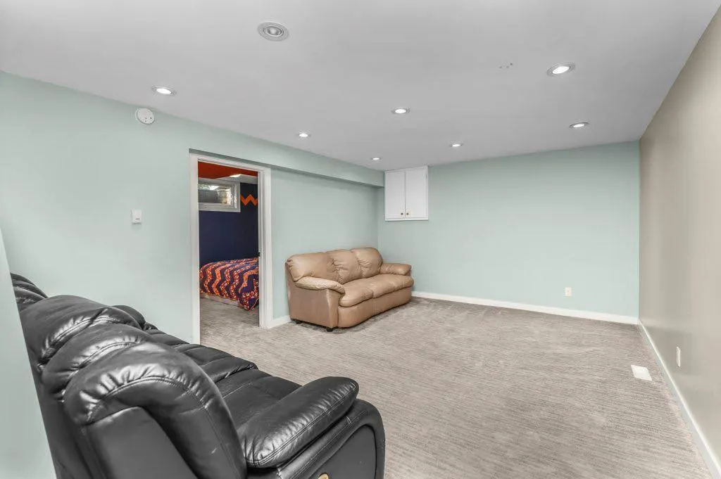 33 FAIRWAY Drive