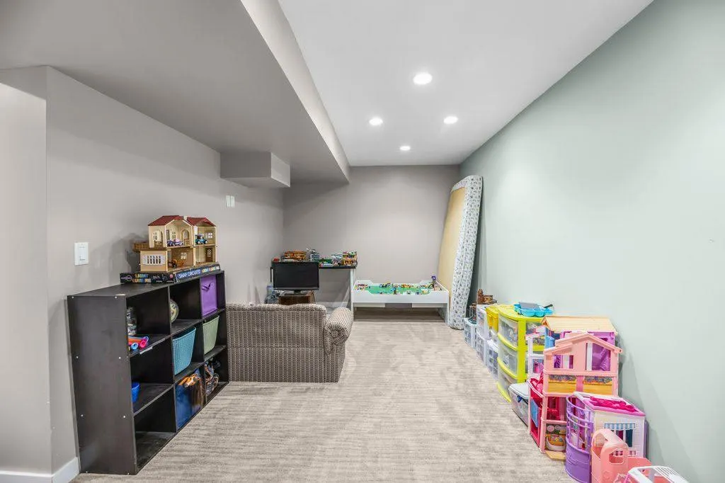 33 FAIRWAY Drive