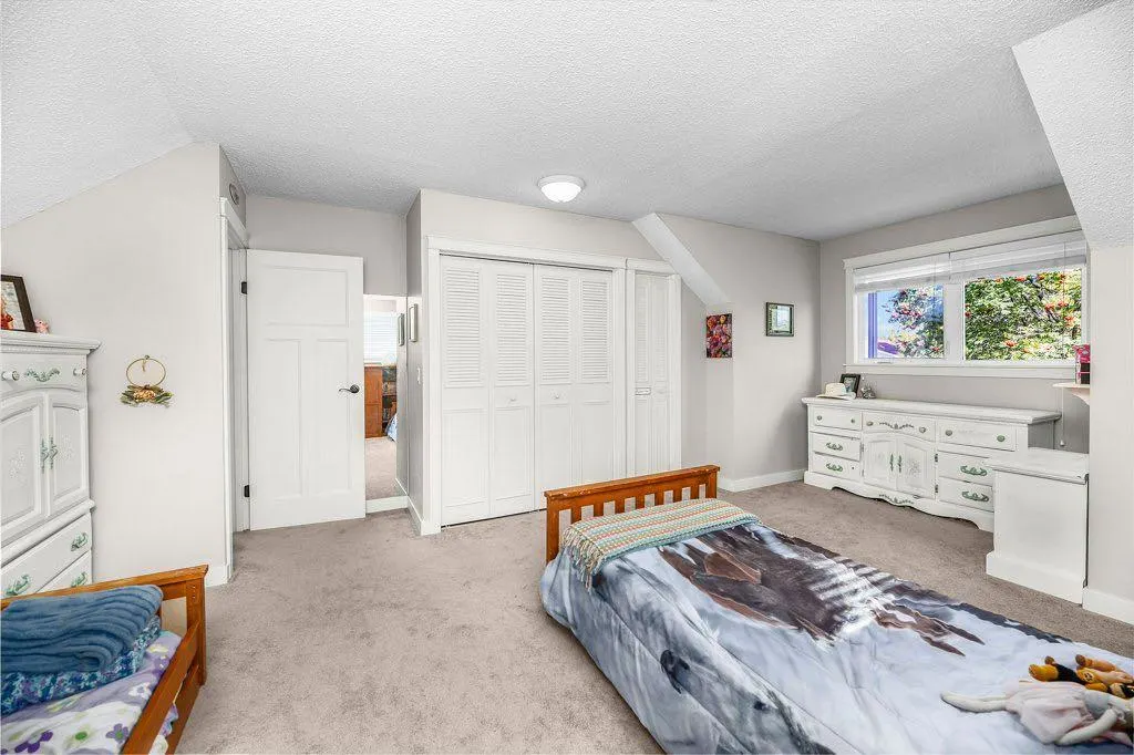 33 FAIRWAY Drive