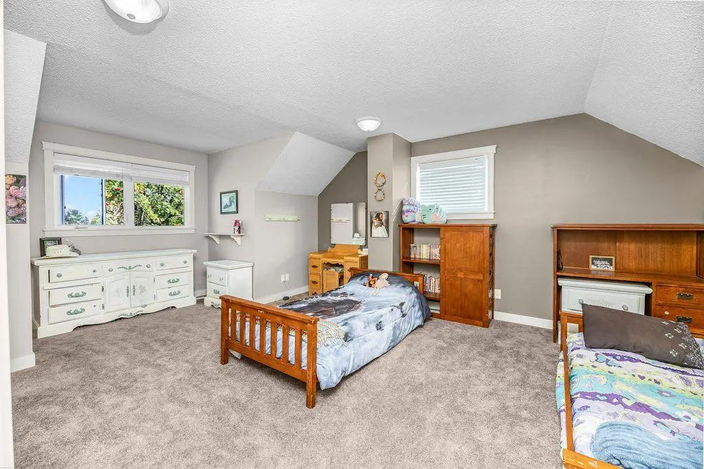 33 FAIRWAY Drive