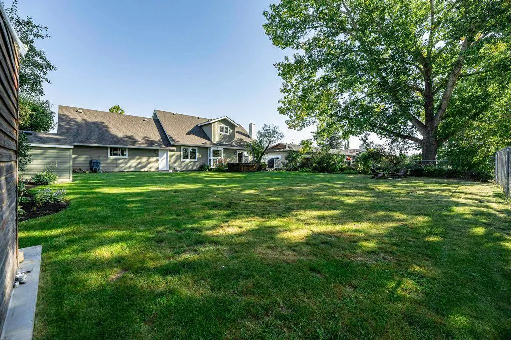 33 FAIRWAY Drive