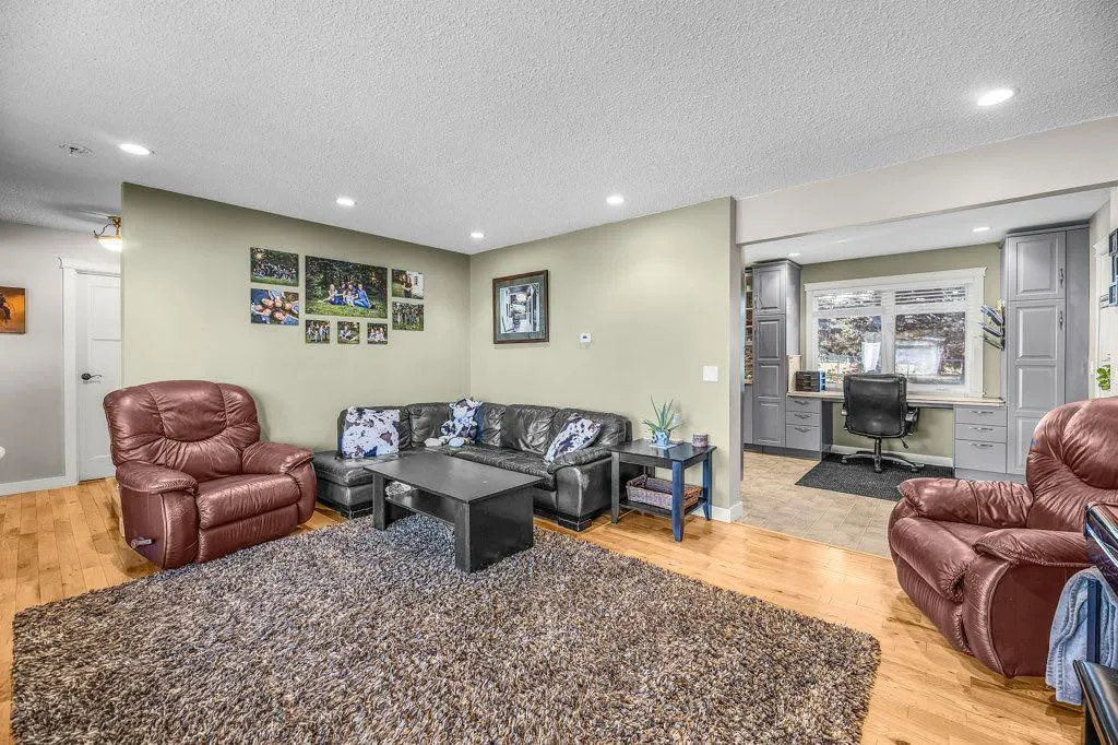 33 FAIRWAY Drive