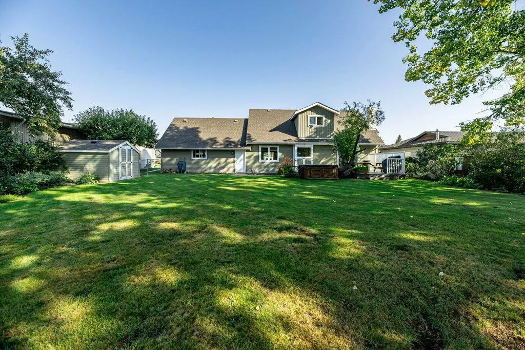 33 FAIRWAY Drive