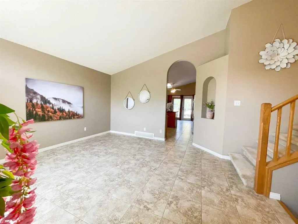 345 Red Crow Boulevard W