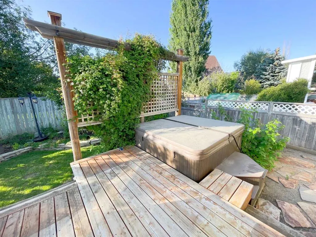 345 Red Crow Boulevard W