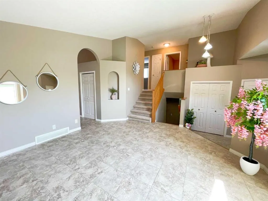 345 Red Crow Boulevard W