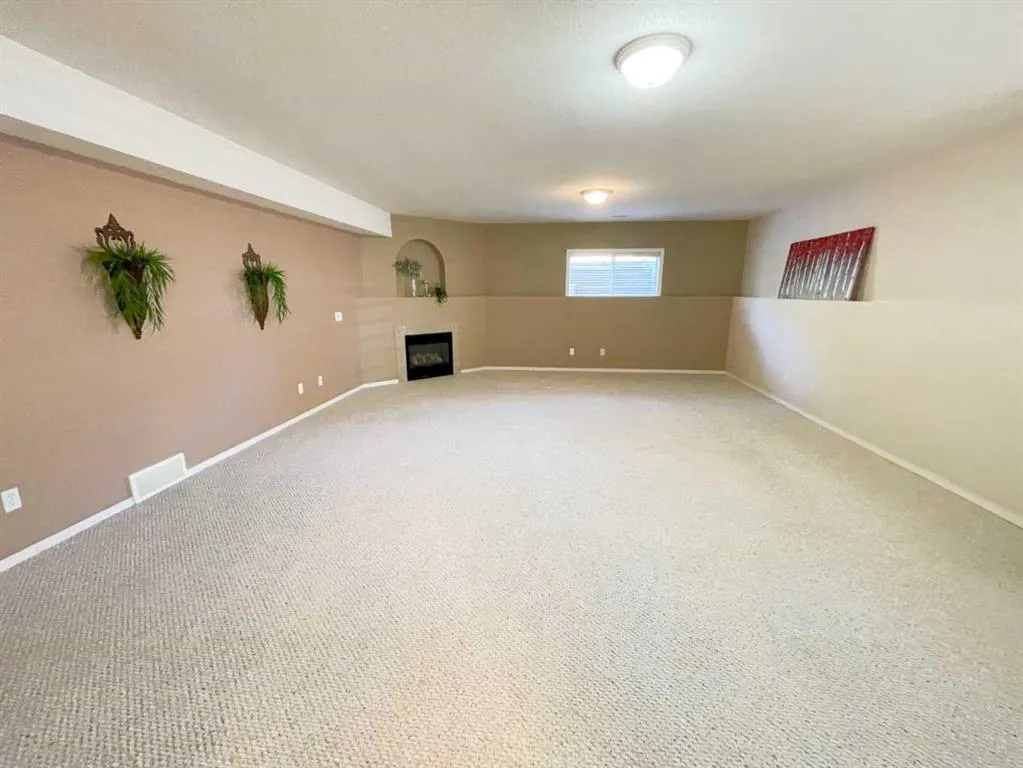 345 Red Crow Boulevard W
