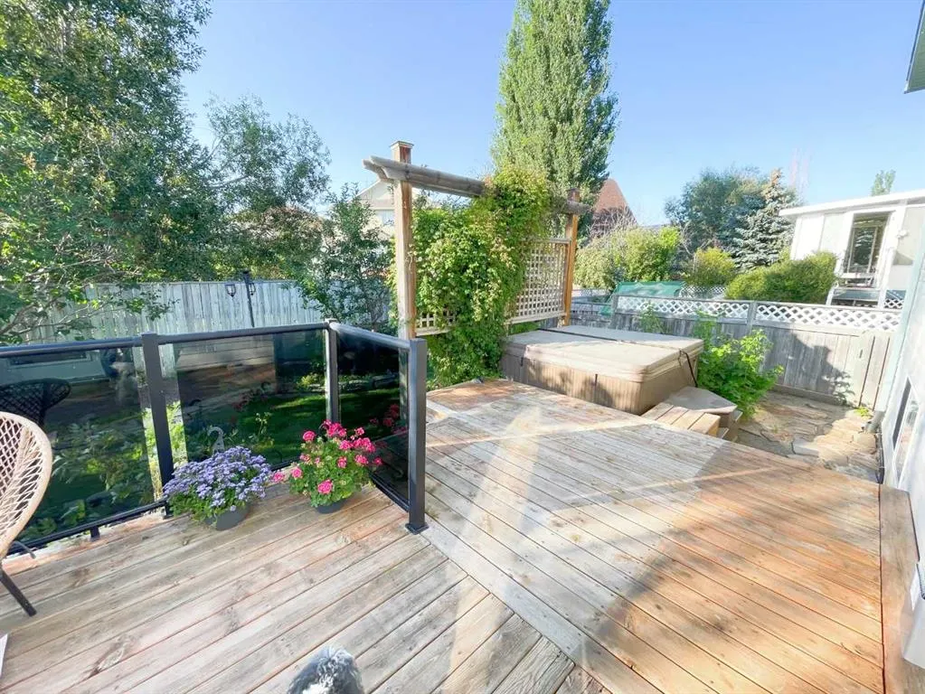 345 Red Crow Boulevard W