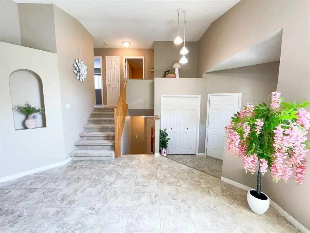 345 Red Crow Boulevard W