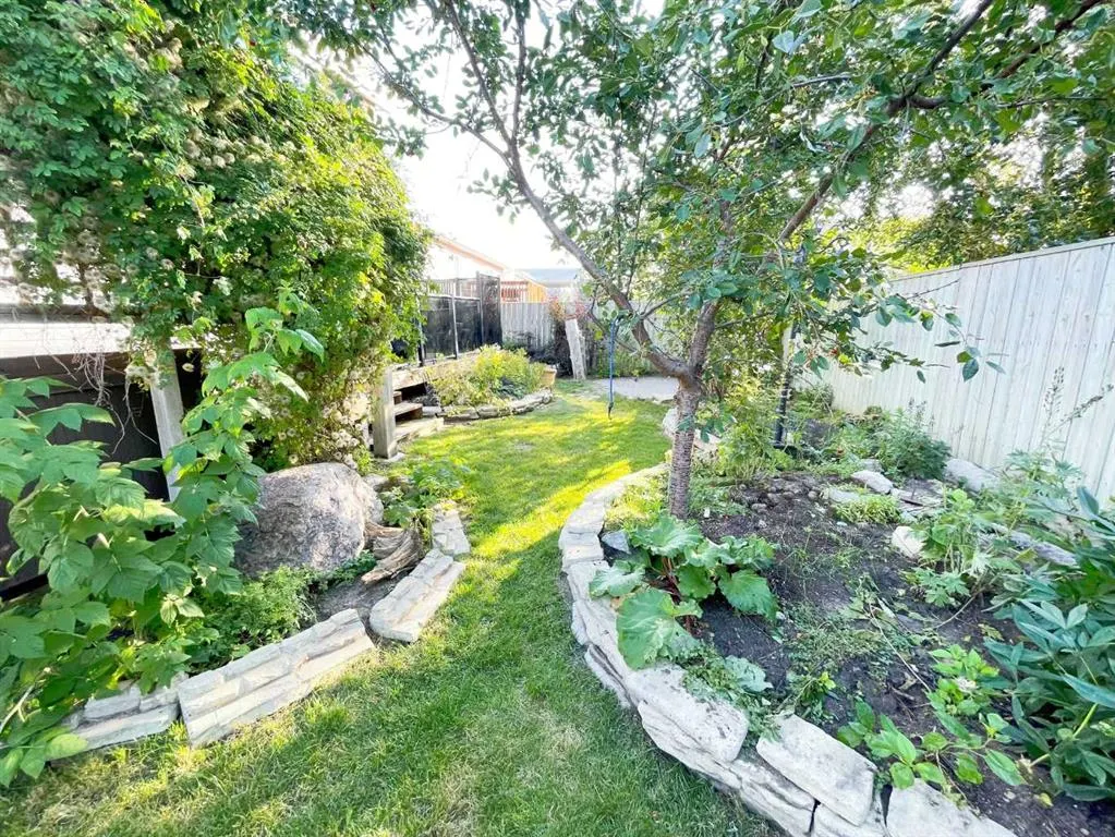 345 Red Crow Boulevard W