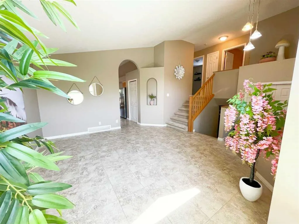345 Red Crow Boulevard W