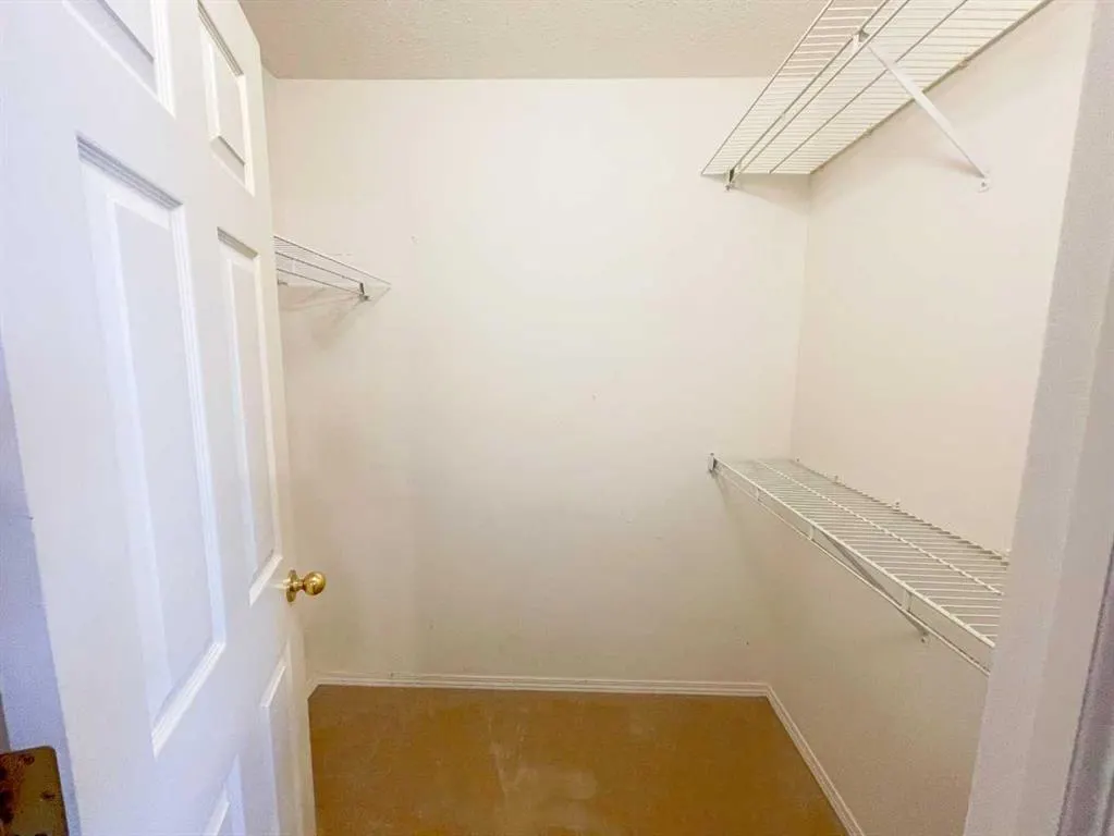 345 Red Crow Boulevard W
