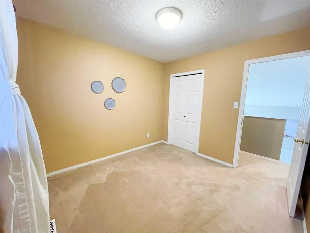 345 Red Crow Boulevard W