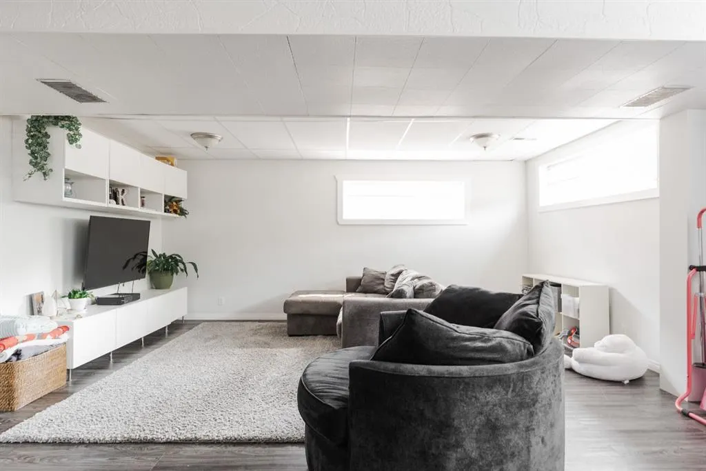 213 Ermine Crescent