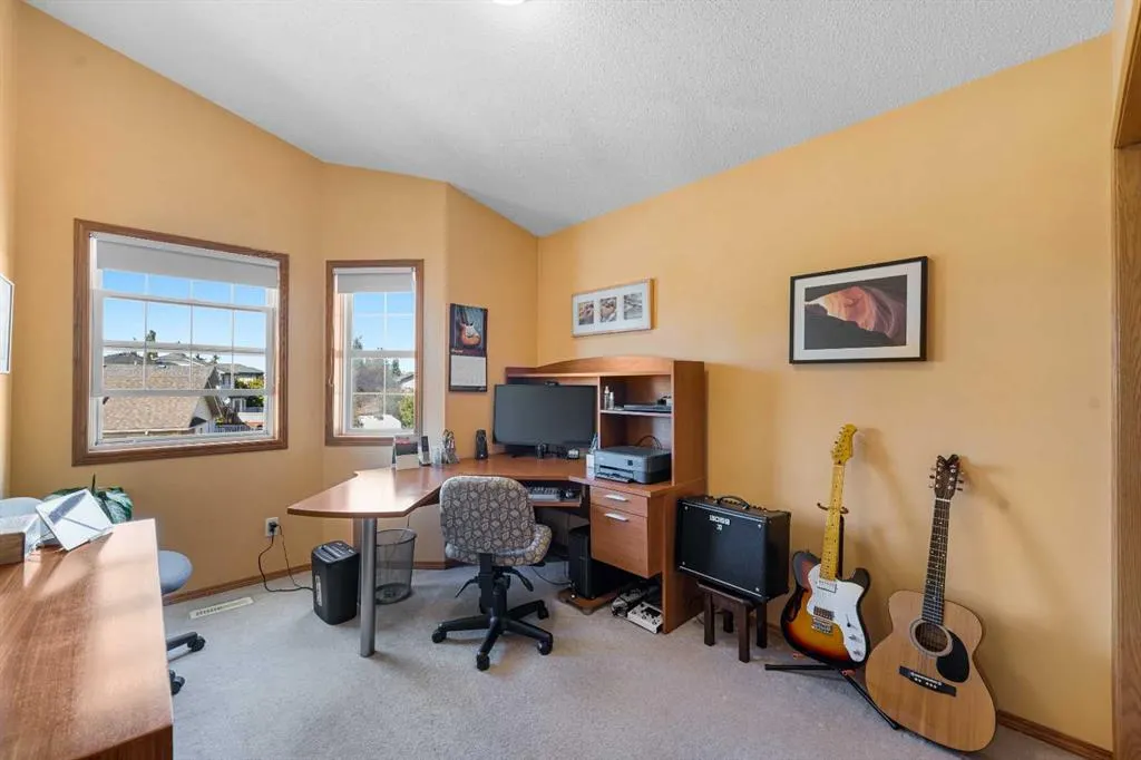 228 Douglas Ridge Close SE