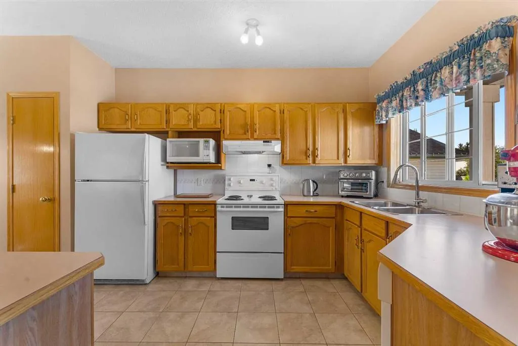 228 Douglas Ridge Close SE