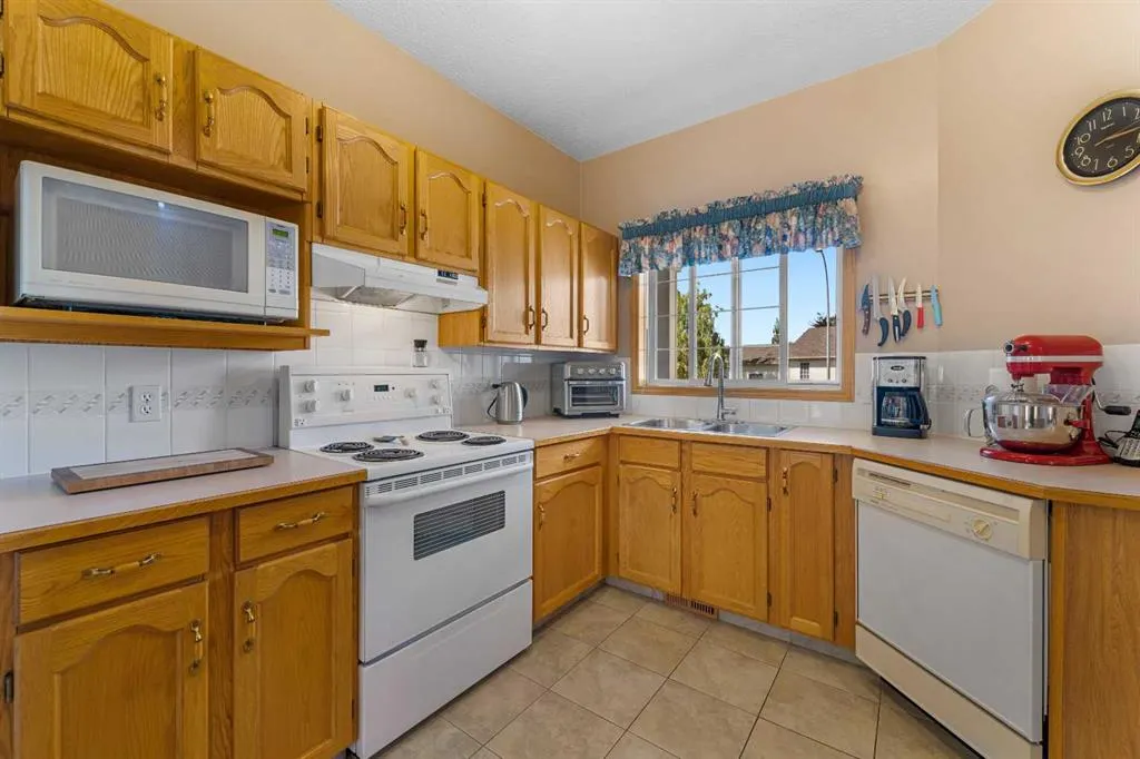 228 Douglas Ridge Close SE