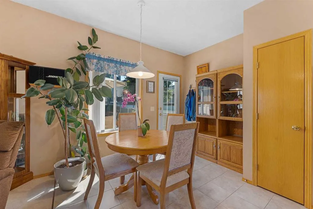 228 Douglas Ridge Close SE