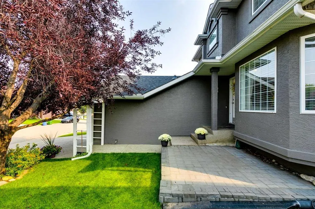274 Mt Assiniboine Place SE
