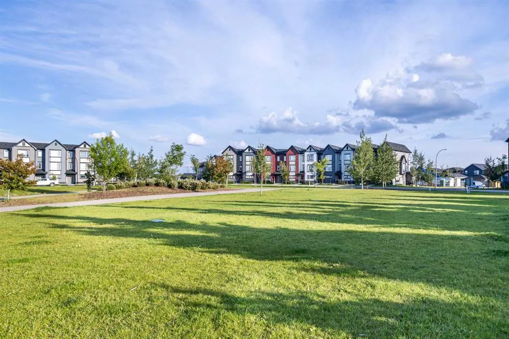 11 Evanscrest Mews NW, #208