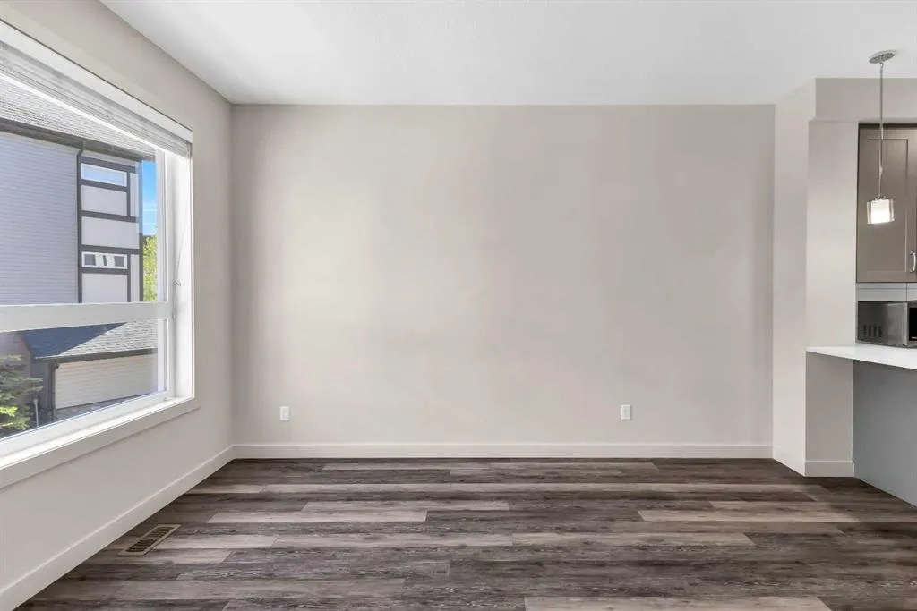 11 Evanscrest Mews NW, #208
