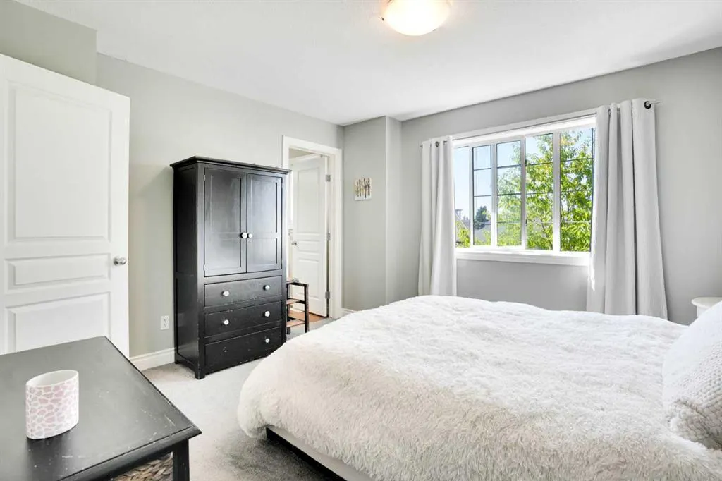 54 Cougar Ridge Mews SW