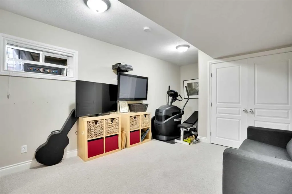 54 Cougar Ridge Mews SW