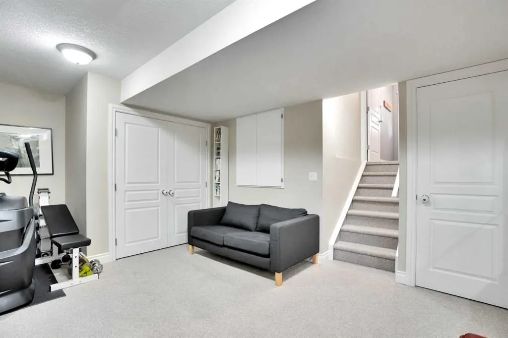 54 Cougar Ridge Mews SW